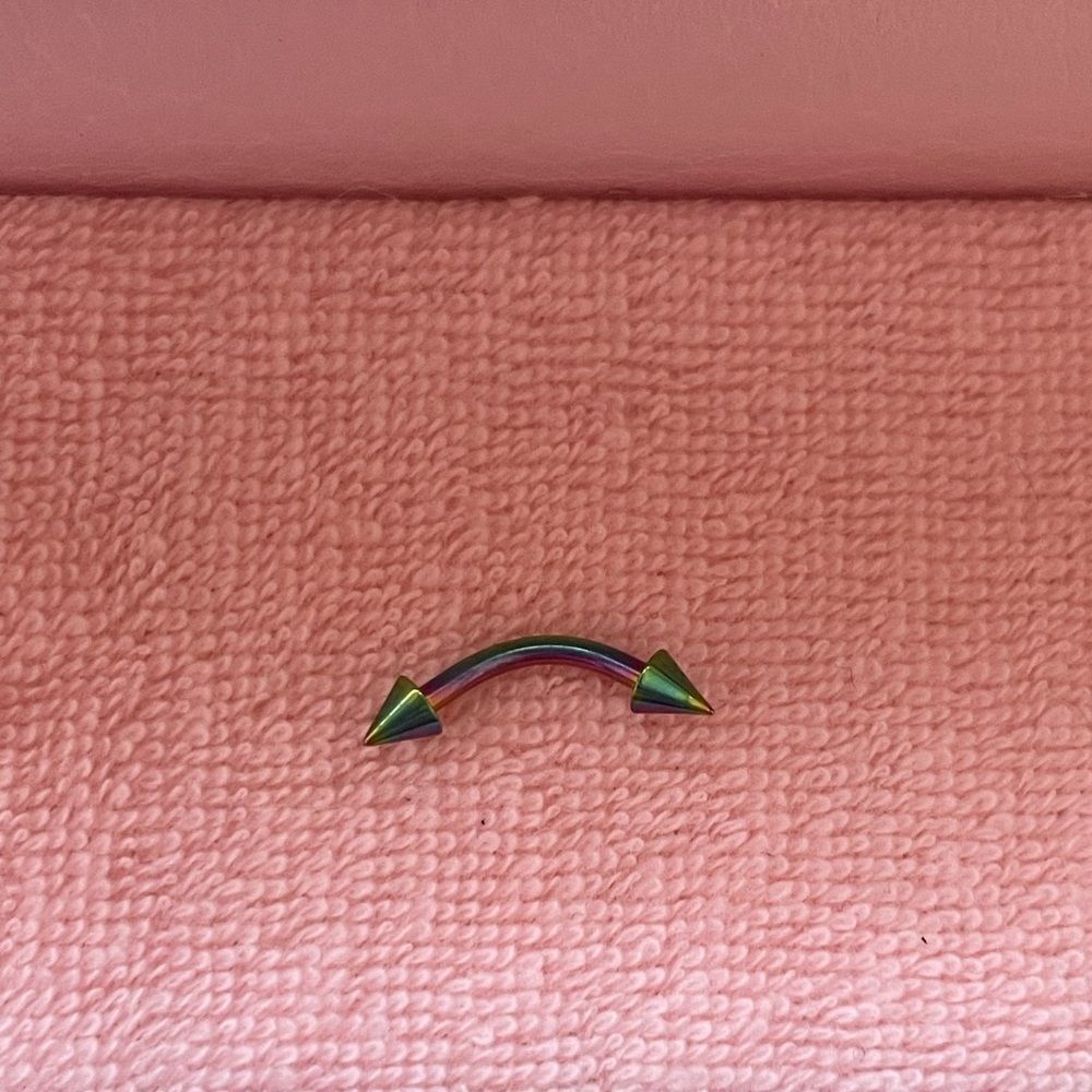 Curved bar titanium cartilage piercing